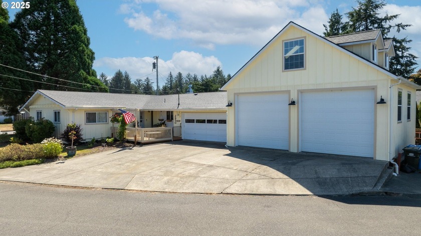 Beautifully Maintained One-Level Home Near Reedsport Golf - Beach Home for sale in Reedsport, Oregon on Beachhouse.com