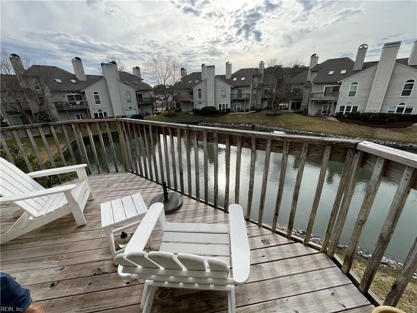 Charming condo with a waterview! Newer flooring, newer roof - Beach Condo for sale in Chesapeake, Virginia on Beachhouse.com