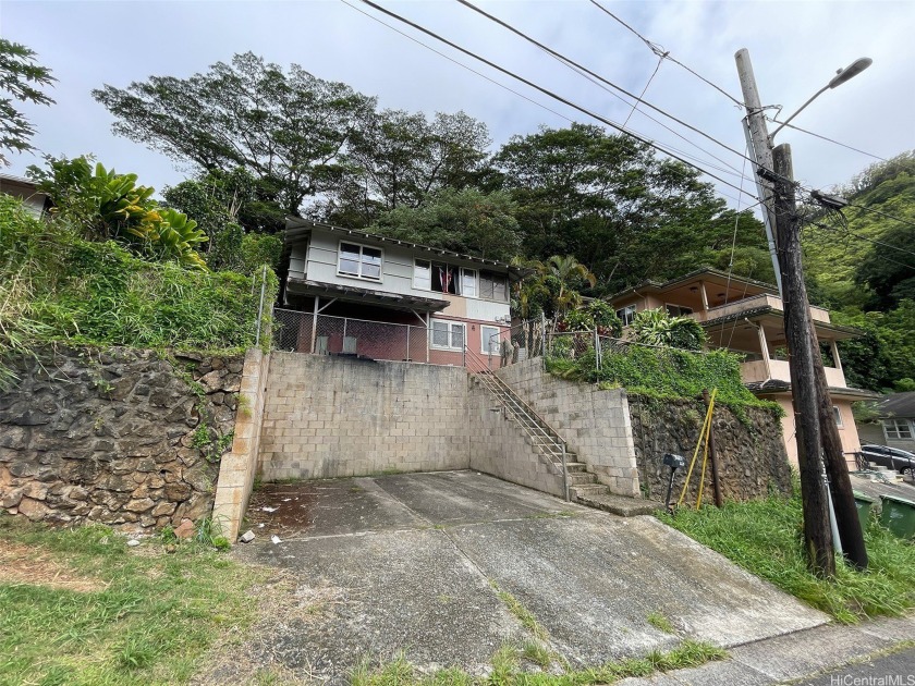 This property features a spacious 3-bedroom, 1-bath layout on - Beach Home for sale in Honolulu, Hawaii on Beachhouse.com