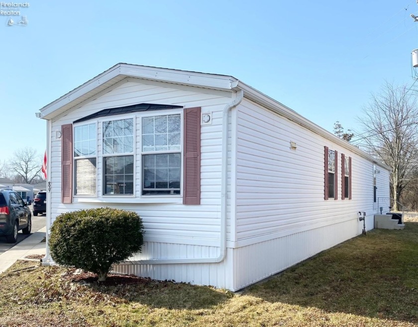 Very well maintained 2 bedroom mobile home in a 55 and over - Beach Home for sale in Marblehead, Ohio on Beachhouse.com
