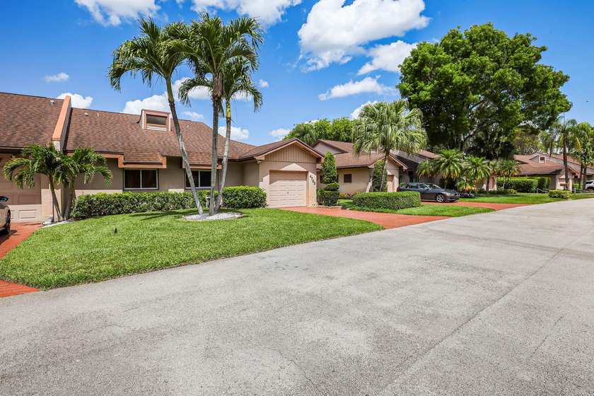 Must see this spacious 3 bedroom home in the notorious Fountains - Beach Condo for sale in Lake Worth, Florida on Beachhouse.com