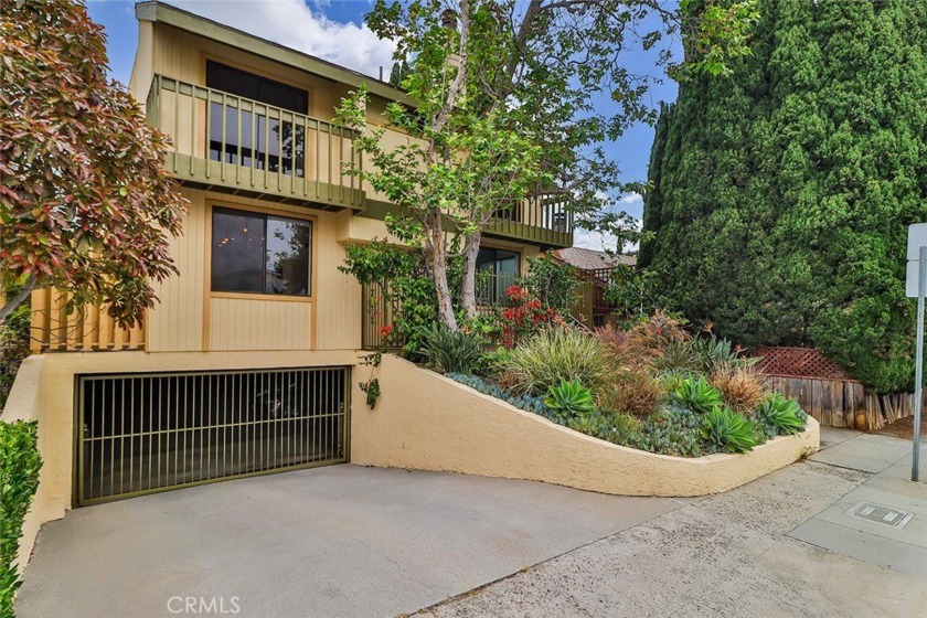 Welcome to this charming two-story townhouse nestled in the - Beach Townhome/Townhouse for sale in Santa Monica, California on Beachhouse.com