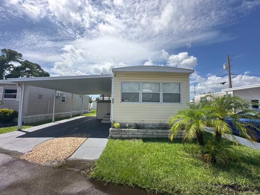 Singlewide, mobile home in all age park. Lot rent 640 cute - Beach Home for sale in Pinellas Park, Florida on Beachhouse.com