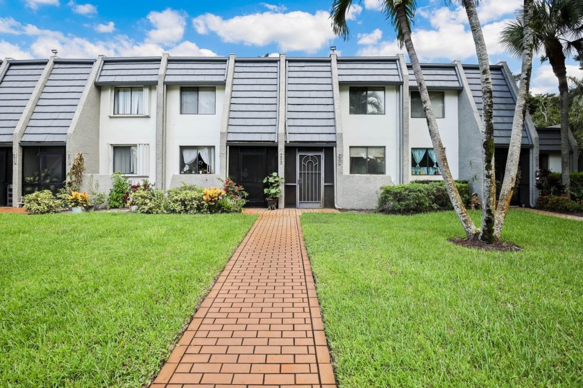 Welcome to this charming 2-bedroom townhouse nestled in a serent - Beach Townhome/Townhouse for sale in Lake Worth, Florida on Beachhouse.com