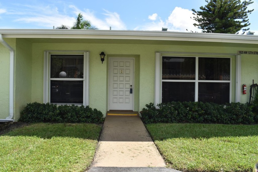 ACTIVE 55+ COMMUNITY - TILE THROUGHOUT UNIT - NEW WASHER AND - Beach Condo for sale in Delray Beach, Florida on Beachhouse.com