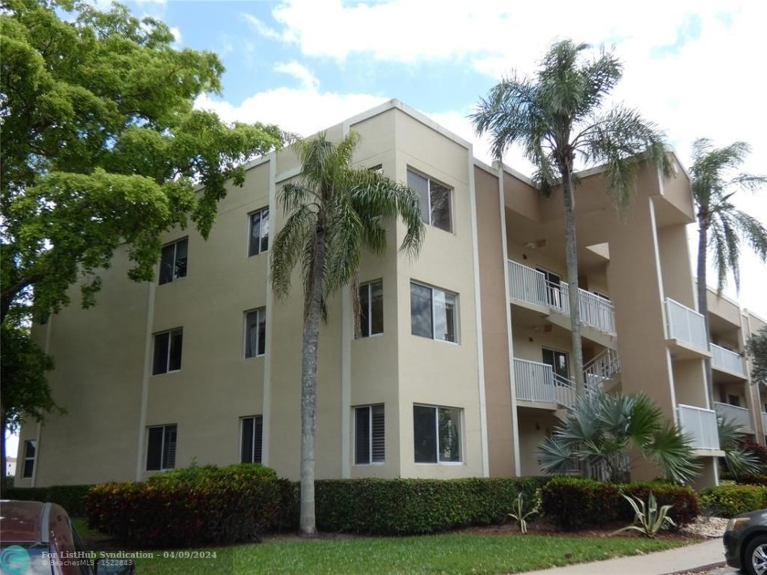 This is a CORNER UNIT!  It is LARGE & BRIGHT with lots of EXTRA - Beach Condo for sale in Tamarac, Florida on Beachhouse.com