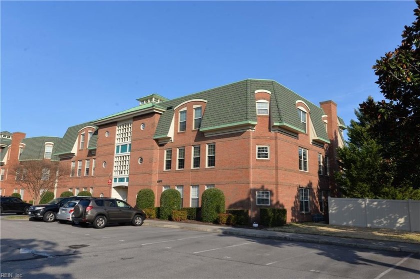 Welcome to easy living in the heart of Kempsville. This - Beach Condo for sale in Virginia Beach, Virginia on Beachhouse.com