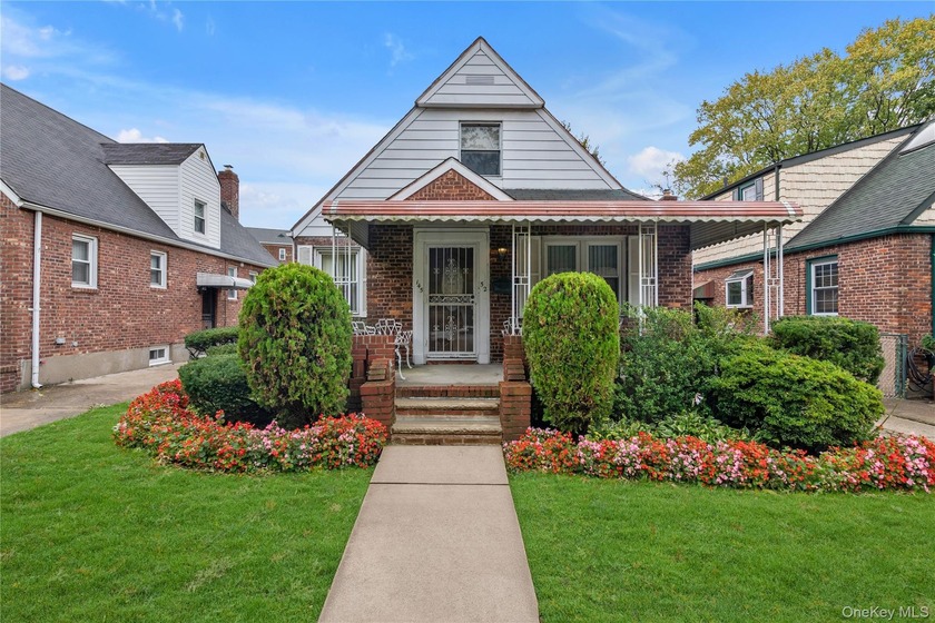 Charming 4-Bedroom Cape in Malba Gardens, Whitestone. Welcome to - Beach Home for sale in Whitestone, New York on Beachhouse.com