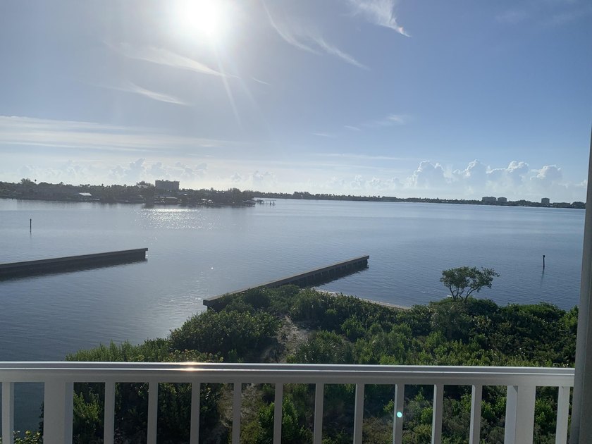 Beautiful penthouse corner! Close to restaurants, shopping - Beach Condo for sale in Fort Pierce, Florida on Beachhouse.com