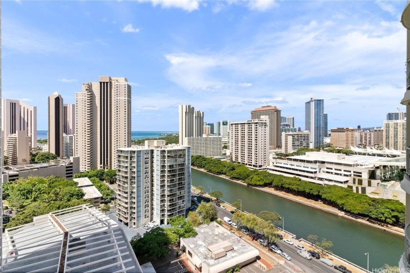 Corner end unit. 3 Bed 2 Bath, ocean views, high floor, large - Beach Condo for sale in Honolulu, Hawaii on Beachhouse.com