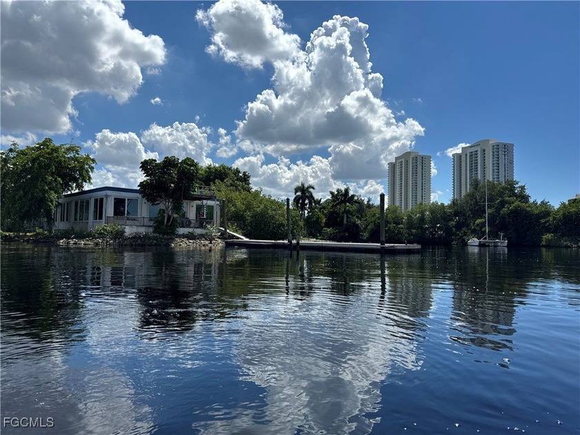 Perfect Location for a LIVE/WORK OPPORTUNITY! Property is - Beach Commercial for sale in Fort Myers, Florida on Beachhouse.com