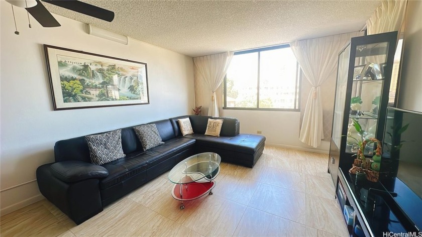 Absolutely charming 2-bed, 2-bath with assigned cover parking in - Beach Condo for sale in Honolulu, Hawaii on Beachhouse.com