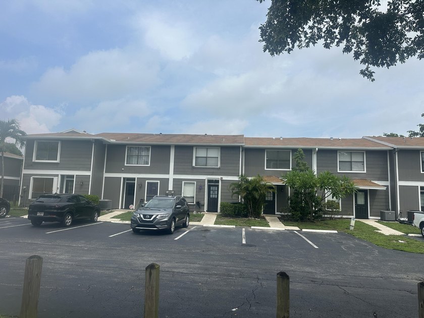 Beautiful two story townhouse, close to shopping, schools - Beach Townhome/Townhouse for sale in West Palm Beach, Florida on Beachhouse.com