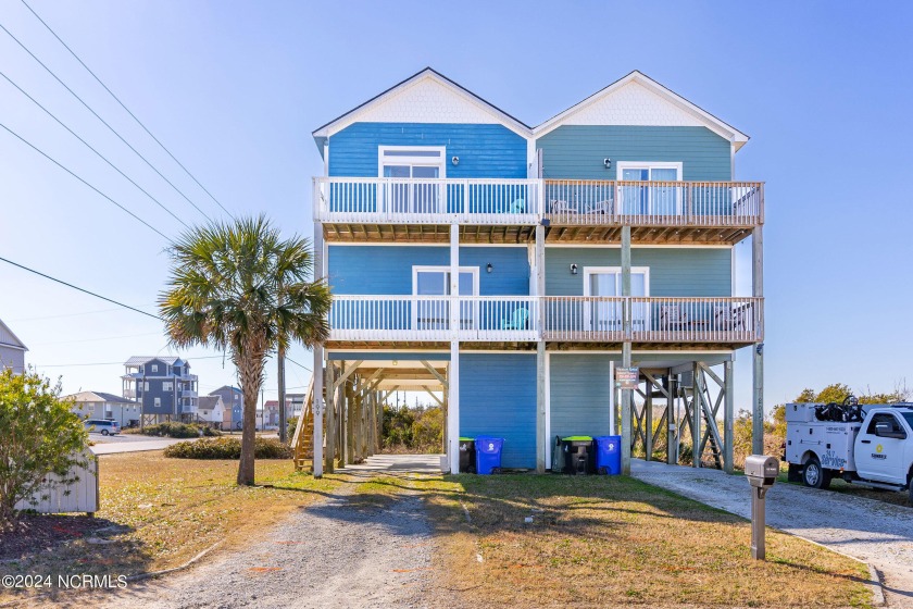 Stunning 4 bed, 3 Bath Townhouse just steps away from the ocean! - Beach Townhome/Townhouse for sale in North Topsail Beach, North Carolina on Beachhouse.com