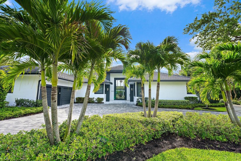 Beautifully updated and move-in ready, this 4BR golf course home - Beach Home for sale in Palm Beach Gardens, Florida on Beachhouse.com