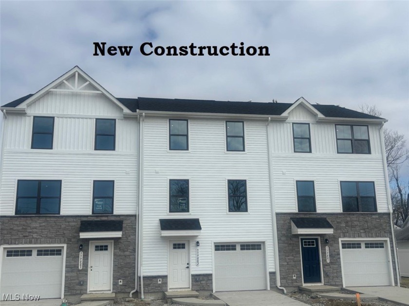 Enjoy the extra privacy of an end unit! Get Mentor School - Beach Condo for sale in Mentor, Ohio on Beachhouse.com