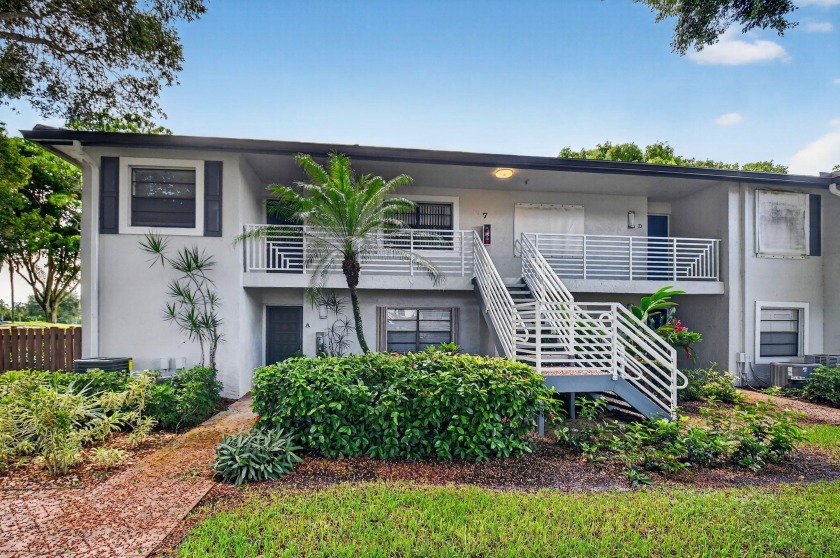 Welcome to Hunters Run Country Club! This 2 bedroom, 2 bathroom - Beach Condo for sale in Boynton Beach, Florida on Beachhouse.com