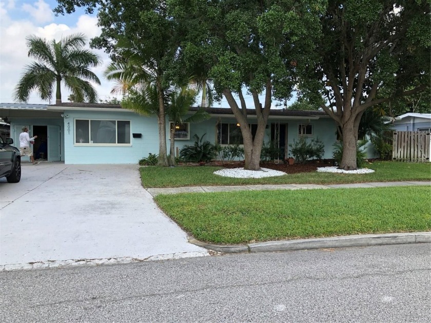 ****THIS PROPERTY HAS FLOOD DAMAGE FROM HURRICANE HELENE** This - Beach Home for sale in St. Petersburg, Florida on Beachhouse.com