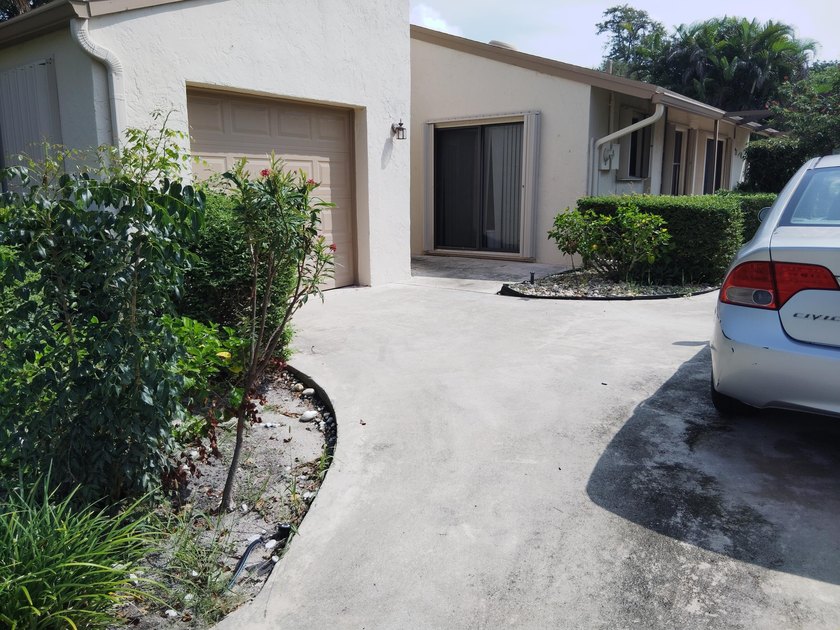 COZY, BRIGHT, 2 BEDROOM, 2 FULL BATHS, CBS CONSTRUCTION. LOTS OF - Beach Home for sale in Delray Beach, Florida on Beachhouse.com