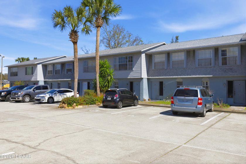 Welcome to this beautifully maintained 2-bedroom, 2-full-bath - Beach Townhome/Townhouse for sale in Daytona Beach, Florida on Beachhouse.com