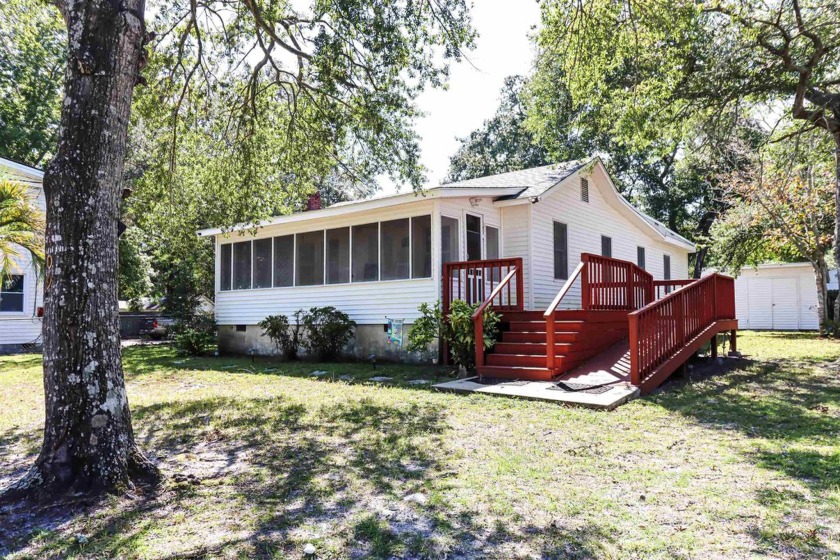 Welcome to 609 37th Ave S, a charming 4-bedroom, 2-bathroom home - Beach Home for sale in North Myrtle Beach, South Carolina on Beachhouse.com