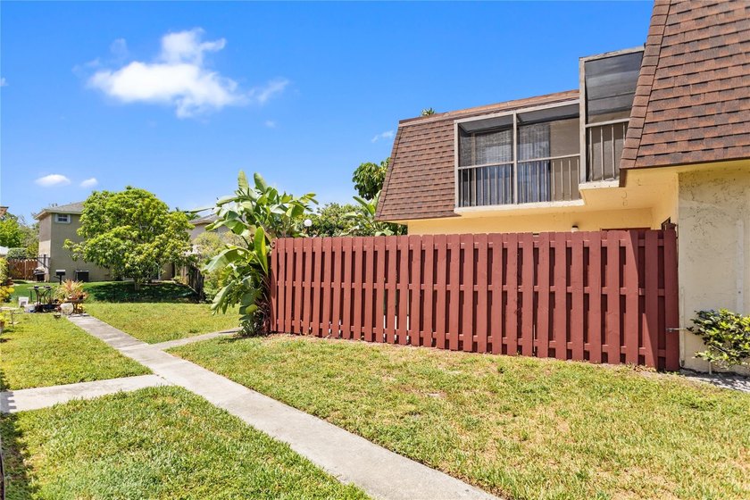 Stunning & spacious Townhouse with private fence courtyard! Fee - Beach Condo for sale in Tamarac, Florida on Beachhouse.com