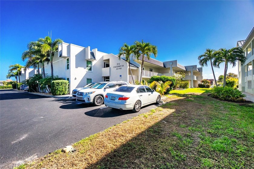Impressive condo with DEEDED DOCK and 10,000 lb BOAT LIFT!! This - Beach Condo for sale in Punta Gorda, Florida on Beachhouse.com