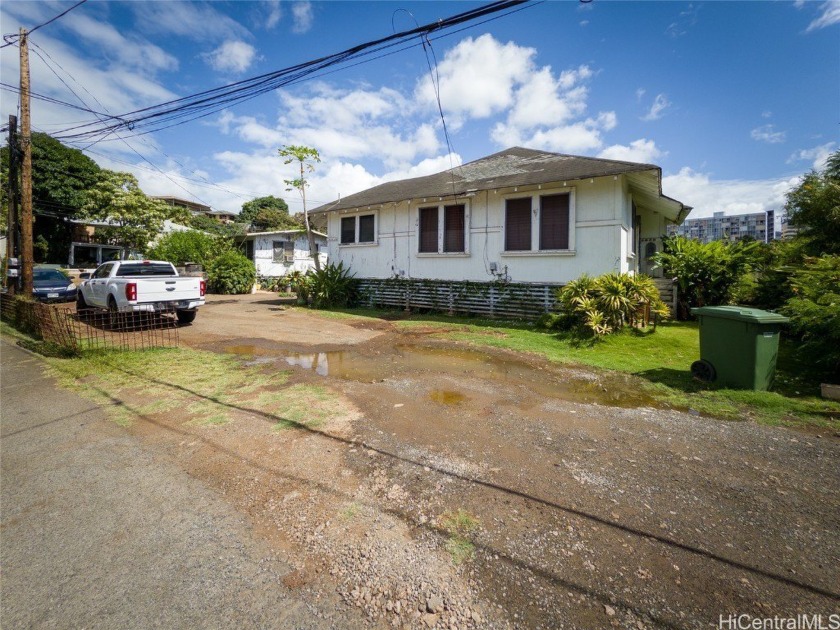 Almost 10,000 square feet of level land with multiple homes in - Beach Home for sale in Aiea, Hawaii on Beachhouse.com