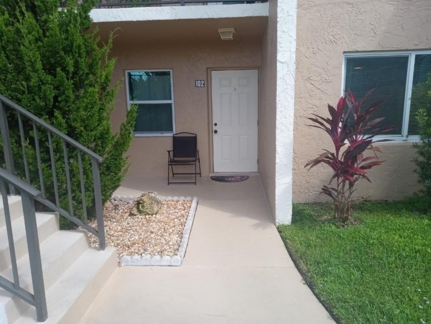 Beautiful 2/2 first floor unit in Lake Meryl. No carpet, small - Beach Condo for sale in West Palm Beach, Florida on Beachhouse.com