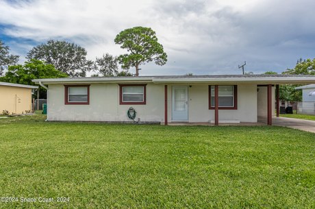 Don't miss out on this 3 bedroom, 2 bath home located less than - Beach Home for sale in Merritt Island, Florida on Beachhouse.com