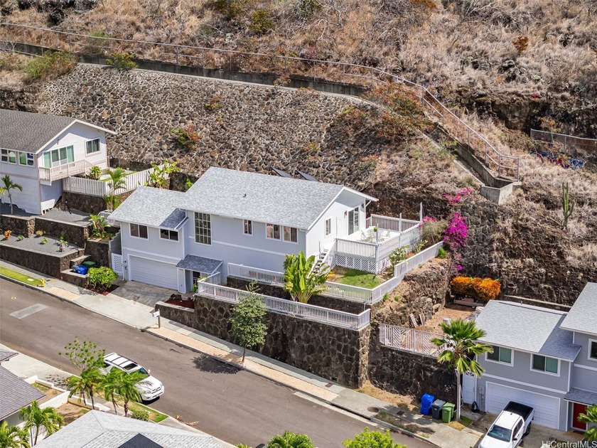 LOWEST priced 3 Bed, 2 Bath DETACHED Single Family Home in - Beach Home for sale in Honolulu, Hawaii on Beachhouse.com