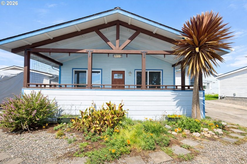 Custom-built and thoughtfully designed, this 2-bedroom, 2-bath - Beach Home for sale in Brookings, Oregon on Beachhouse.com