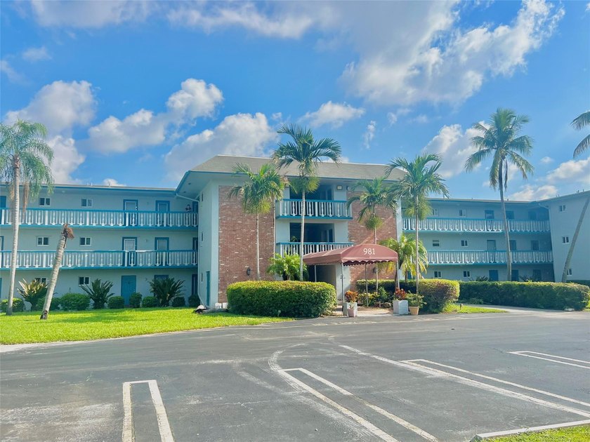 All ages, laminated floors, new appliances, pleasant pool view - Beach Condo for sale in Hollywood, Florida on Beachhouse.com
