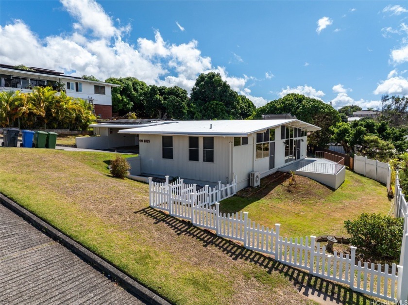 This delightful mid-century home offers an open, airy feel with - Beach Home for sale in Aiea, Hawaii on Beachhouse.com