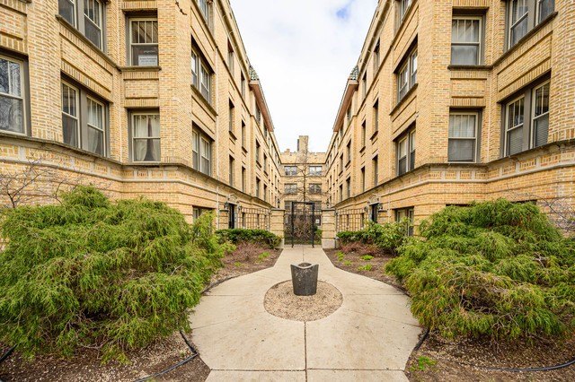 Amazing two-bedroom, one-bathroom condo in a highly sought-after - Beach Home for sale in Chicago, Illinois on Beachhouse.com