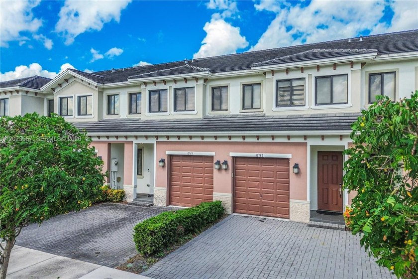 Rarely available townhome in Hidden Lakes! This stunning 3 Bed / - Beach Townhome/Townhouse for sale in Miami, Florida on Beachhouse.com