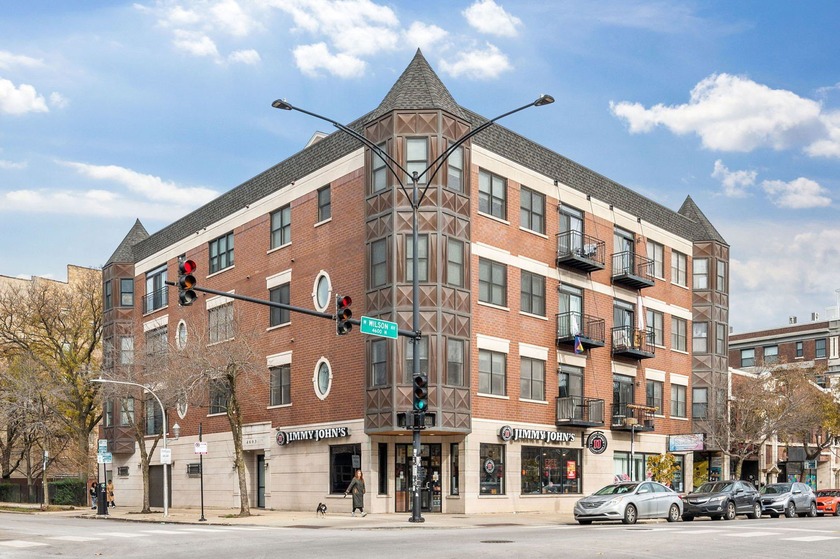 Open and airy 2BR/2BA corner unit in an elevator building! This - Beach Condo for sale in Chicago, Illinois on Beachhouse.com