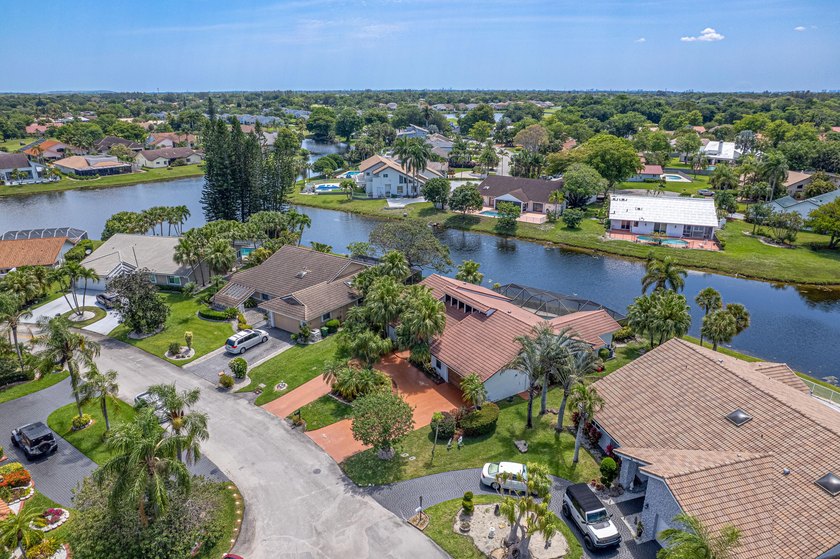 Stunning waterfront pool home on a quiet cul-de-sac in desirable - Beach Home for sale in Tamarac, Florida on Beachhouse.com