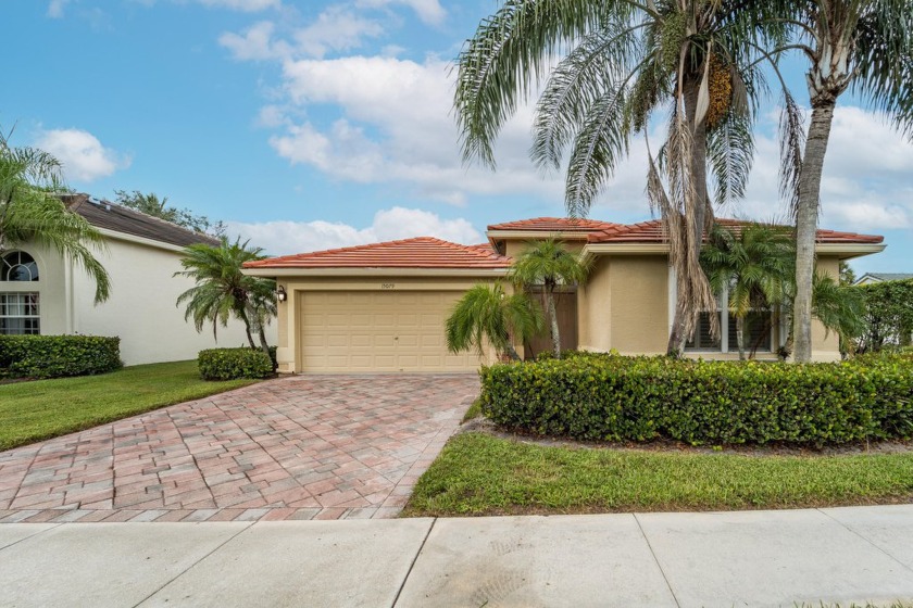 Located in the heart of Wellington, this 3 bedroom, 2 bath pool - Beach Home for sale in Wellington, Florida on Beachhouse.com