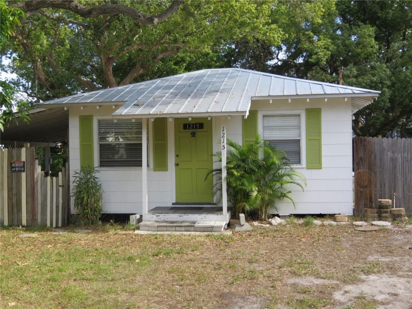 This little rustic cottage sits on a large lot (96 X 106) in an - Beach Home for sale in Dunedin, Florida on Beachhouse.com