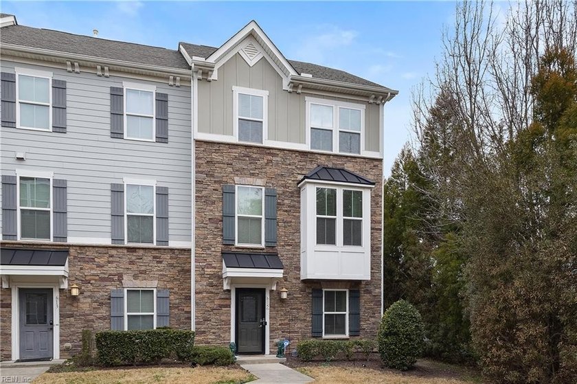 This desirable end-unit tri-level townhome offers 3 bedrooms, 2 - Beach Townhome/Townhouse for sale in Chesapeake, Virginia on Beachhouse.com
