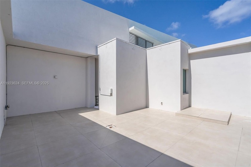 Beautiful 3BD/3.5BA sky residence on the 52nd floor of Mint at - Beach Condo for sale in Miami, Florida on Beachhouse.com