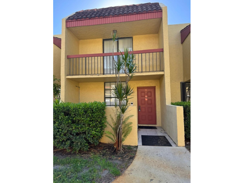 Investor welcome. Beautiful 2-bedroom, 2.5-bath townhouse just - Beach Townhome/Townhouse for sale in Deerfield Beach, Florida on Beachhouse.com