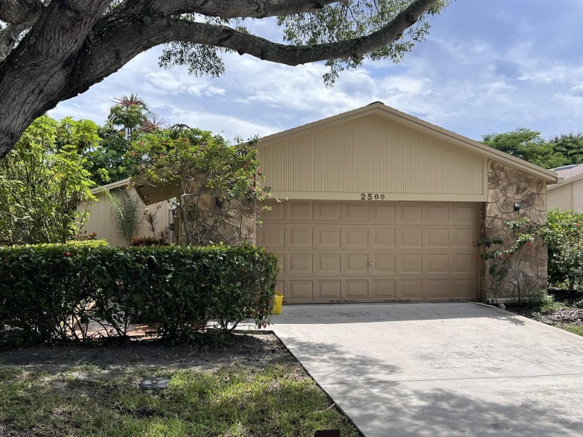 OPPORTUNITY AWAITS!  2 bed/2 bath single family home w/ - Beach Home for sale in Delray Beach, Florida on Beachhouse.com