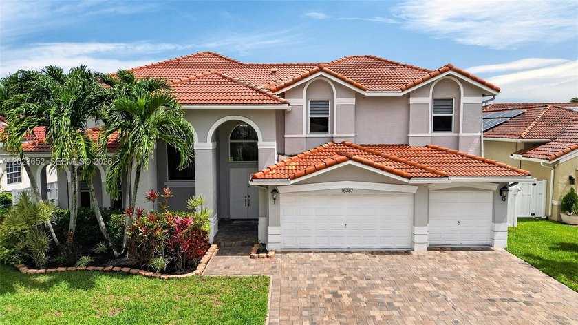 Stunning and meticulously 5 bd rm, 3.5 bth hm w/ 3-car garage - Beach Home for sale in Pembroke Pines, Florida on Beachhouse.com