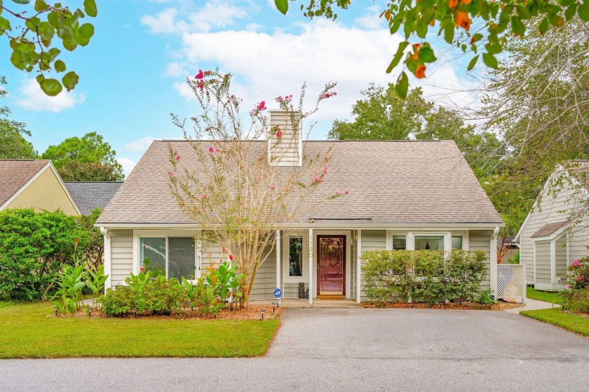 Meticulously maintained garden home with abundant natural light - Beach Home for sale in Mount Pleasant, South Carolina on Beachhouse.com