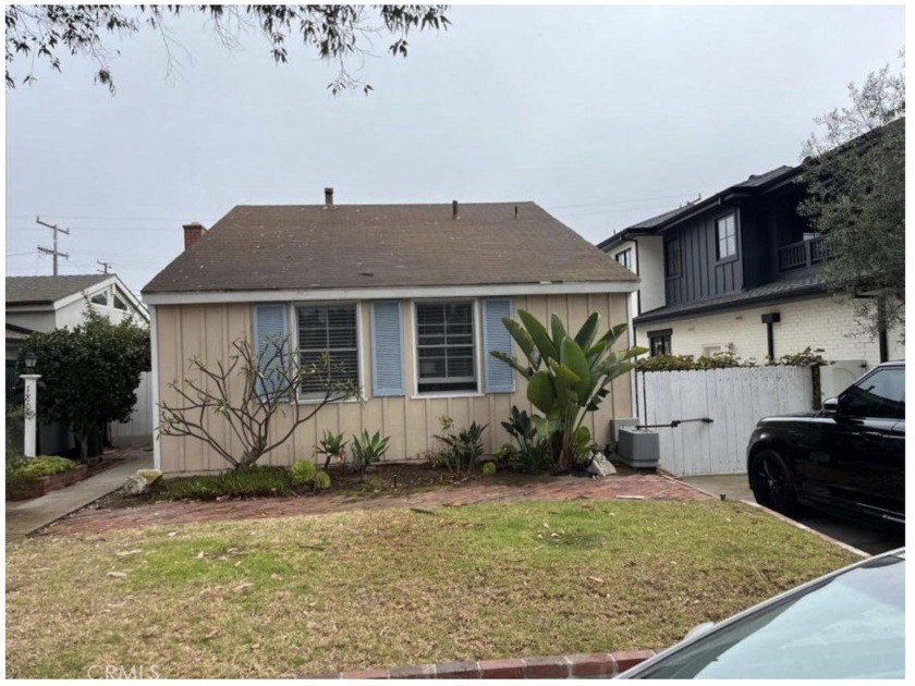 ENJOY LIFE FROM THIS PRIME RARE FIND! This small original, 1952 - Beach Home for sale in Manhattan Beach, California on Beachhouse.com