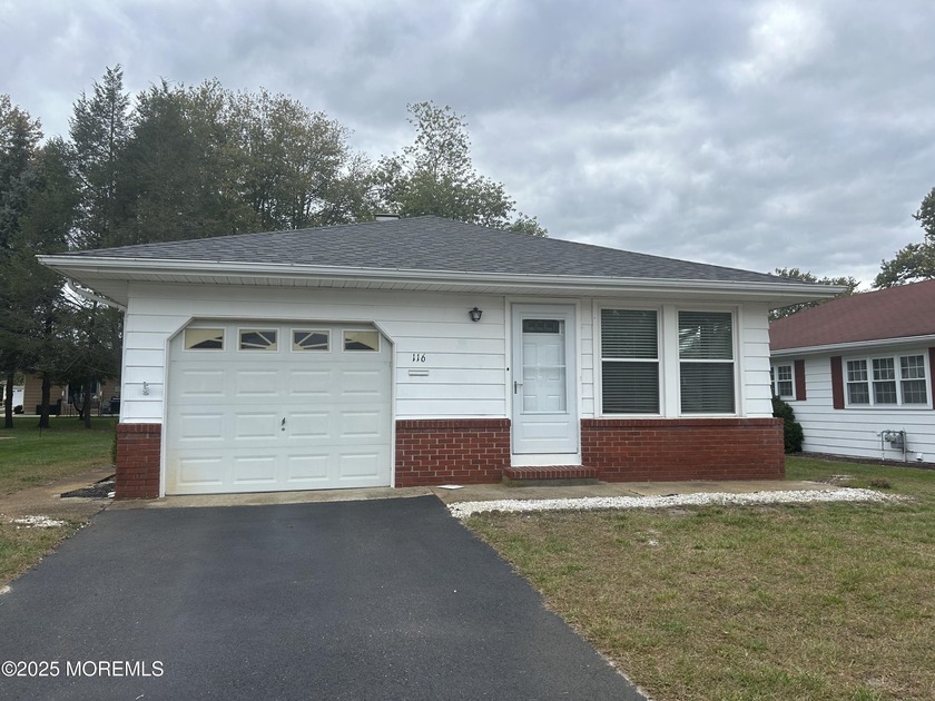 Just move into this well maintained Sarasota model with a den - Beach Home for sale in Toms River, New Jersey on Beachhouse.com