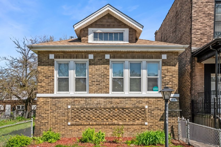 No corners cut here! This FULLY RENOVATED 3-bedroom bungalow - Beach Home for sale in Chicago, Illinois on Beachhouse.com