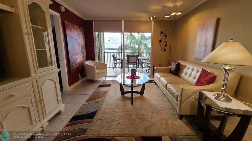 Totally AMAZING this 2/2 on the large Lake of the well-desired - Beach Condo for sale in Oakland Park, Florida on Beachhouse.com